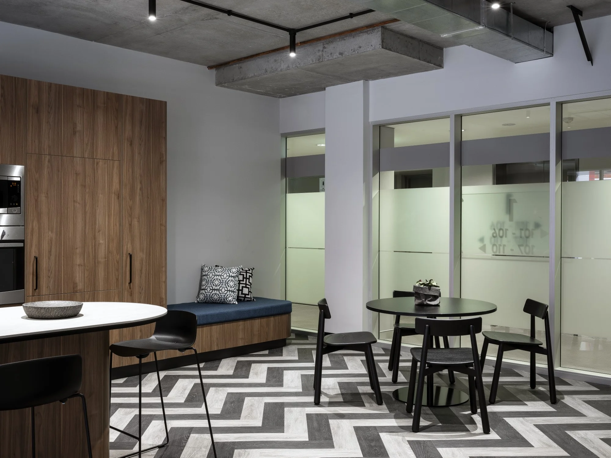 #morethanspace #interiordesign #commercialdesign #officedesign #workplacedesign #workspacedesign #workplacecollaboration #breakoutspace #herringbone #builtinbenchseat #customjoinery #industrialofficedesign
